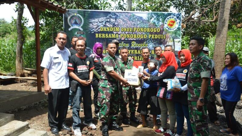 Kodim 0802 / Ponorogo  Merenovasi Rumah Tidak Layak Huni Bersama Masyarakat