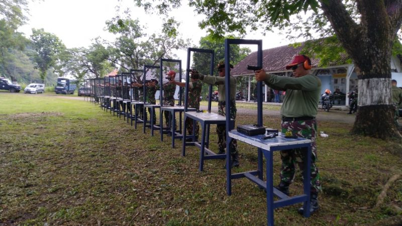 Latihan Menembak Tingkatkan Keahlian dan Keterampilan Anggota Lanud Adi Soemarmo