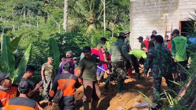 Koramil 0802-14/Sawoo Bersama Warga Bersihkan Rumah Kakek Paimin