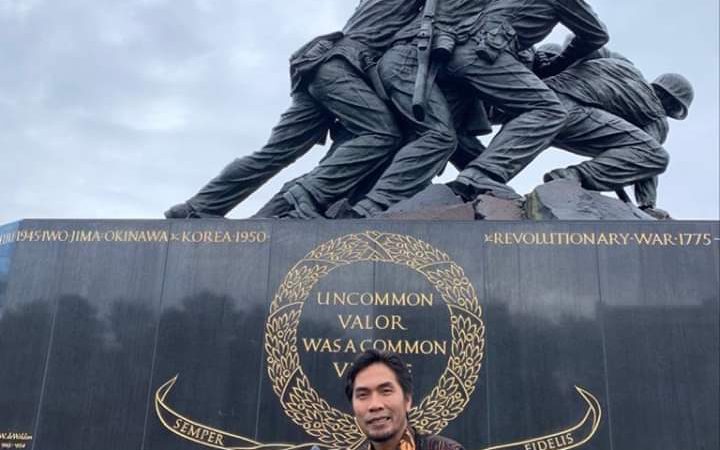 Catatan Perjalanan Bupati Madiun Berfoto Mengenakan Batik Kampung Pesilat di Marine Corps War Memorial