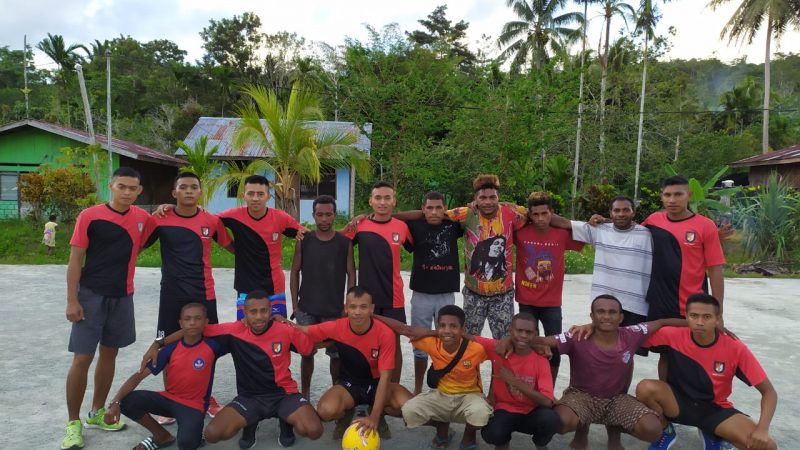 Satgas Raider 300 Mengajak Masyarakat Papua Hidup Sehat Dengan Bermain Futsal