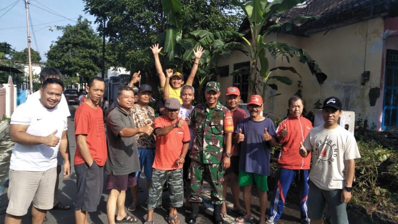 Babinsa Nusukan Membudayakan Kembali Nilai Gotong Royong Dalam Partisipasi dalam Membuat  Lingkungan Sehat dan Bersih