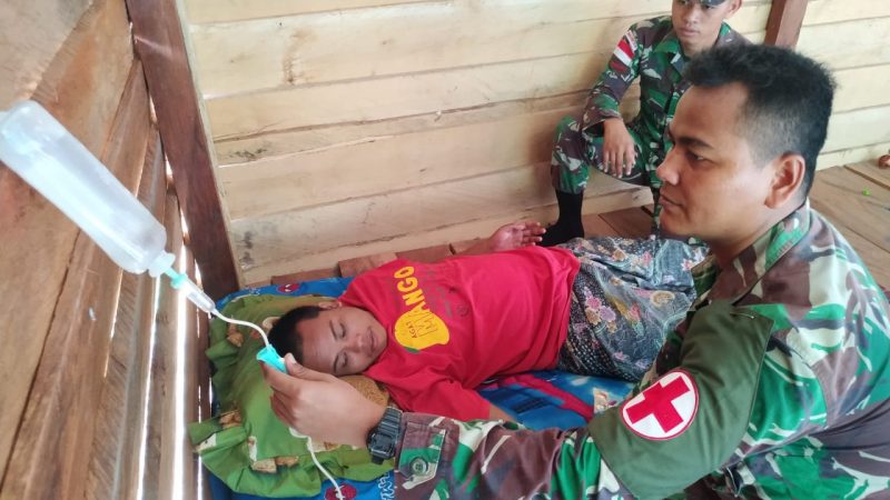 Bentuk Kedekatan Dengan Masyarakat Satgas Raider 300 Menolong Warga Yang Sakit