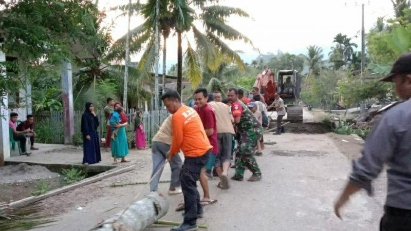 Muspika Kluet Tengah Bersama Masyarakat dan Dinas Terkait Bangun Jembatan Darurat