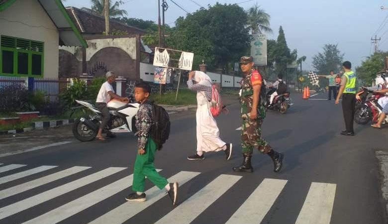 Kepedulian Babinsa Karang Kepoh Bantu Polri  Terhadap  Anak Sekolah