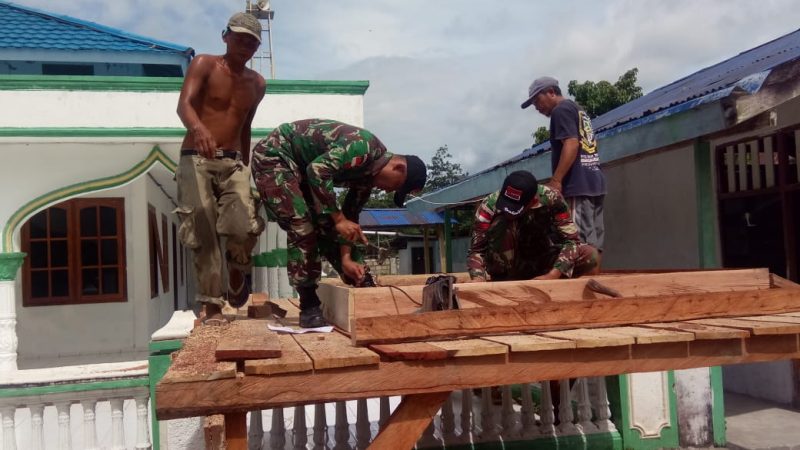 Gotong Royong Satgas Raider 300 Bersama Masyarakat