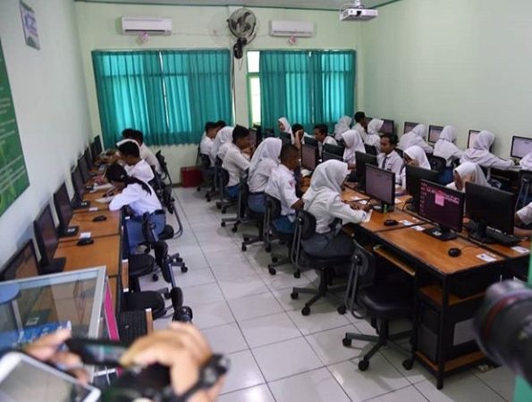 Pantau UNBK Wabup Pacitan, Jawa Timur:  Pastikan Ujian Lancar, Aman dan Nyaman