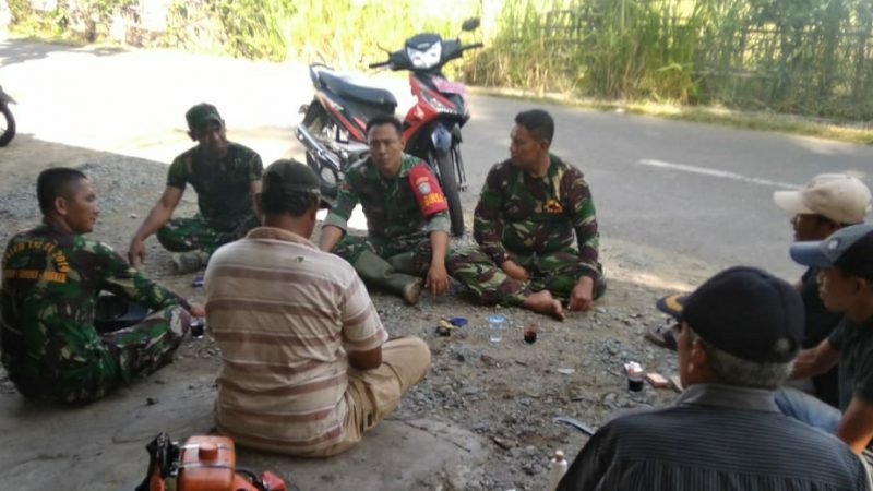 Koramil 05 Samadua, Aceh Selatan Berkarya Bhakti dengan Masyarakat Bersihkan Jalan