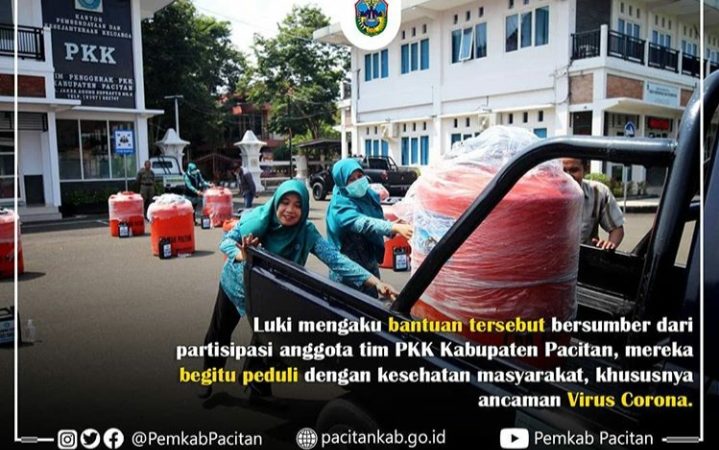 PKK Kabupaten Pacitan   Menyerahkan Tandor Air kepada 12  Peserta Lomba Desa