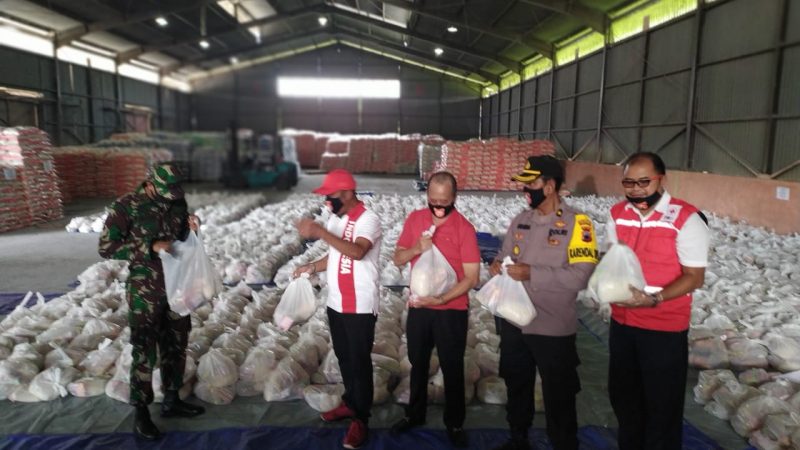 Dandim  dan Forkopimda Solo Mendistribusikan Logistik Pengamanan Sosial Tanggap Darurat KLB Pandemi Corona