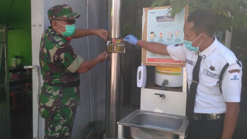 Babinsa Pasang Pamflet di Tempat Strategis di Wilayah Boyolali