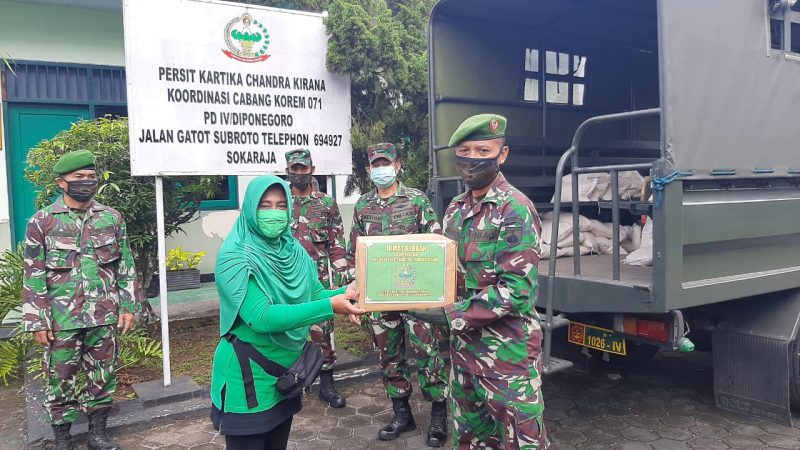 Persit KCK Koorcab Rem 071 Peringati HUT Ke 74 Bagikan Paket Sembako