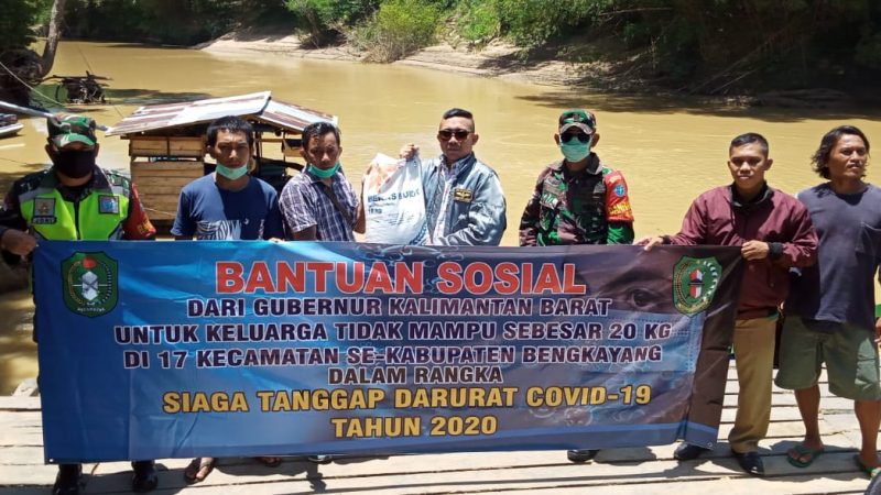 Gunakan Long Boat Koramil Ledo Kawal Distribusi Beras Bantuan