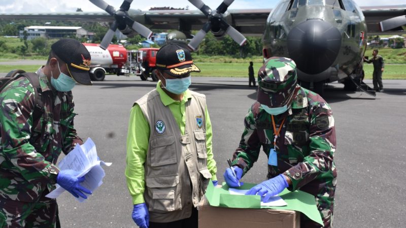 Kodam XVIII / Kasuari Kembali Bantu Terima Alkes dari gugus Tugas Nasional Percepatan Penanganan Covid-19