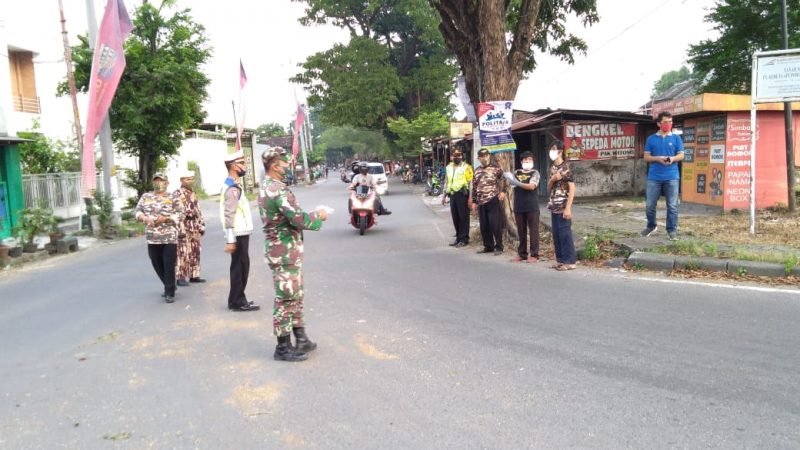 Babinsa Banjarsari, Kodim Surakarta Bersama FKPPI Bagikan Takjil dan Masker