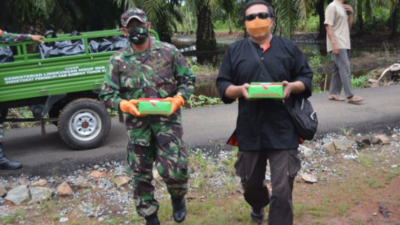 Sinergisitas TNI-Polri di Pontianak, Bagikan Nasi Kotak Warga Kurang Mampu