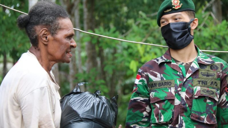 Bantu Warga Di Tengah Pendemi Corona, Satgas 411 Kostrad Bagikan Sembako di Perbatasan