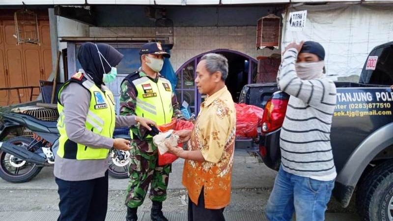 Cara TNI-Polri Tanjung, Kab. Brebes Ajak masyarakat pakai Masker dan Perlakukan ODGJ