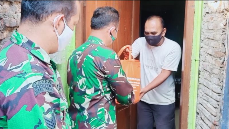 Bantu Sesama di Tengah Pandemi Covid-19, Babinsa 02/Banjarsari Bagi Sembako.