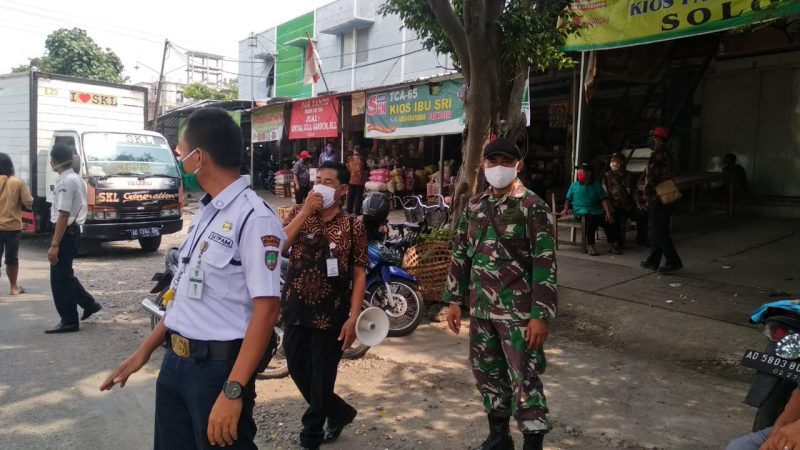 Babinsa dan Dinas Perdagangan Operasi Sidak Masker di Pasar Legi Solo