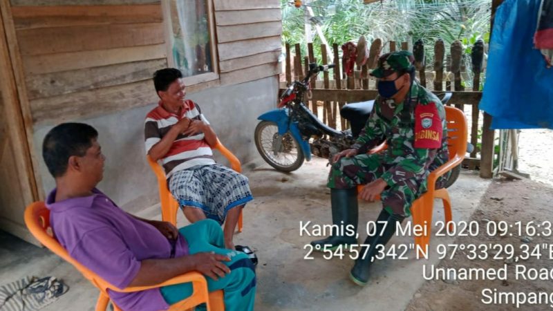 Komsos Dengan Warga di Desa Binaan, Babinsa 08/Bakongan Sampaikan Pentingnya Social Distancing