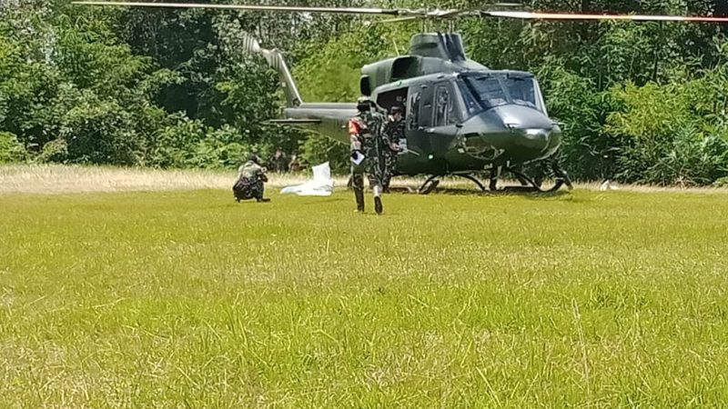 Tembus Medan Sulit, Kodam XII/Tpr Distribusikan Beras Gunakan Helly