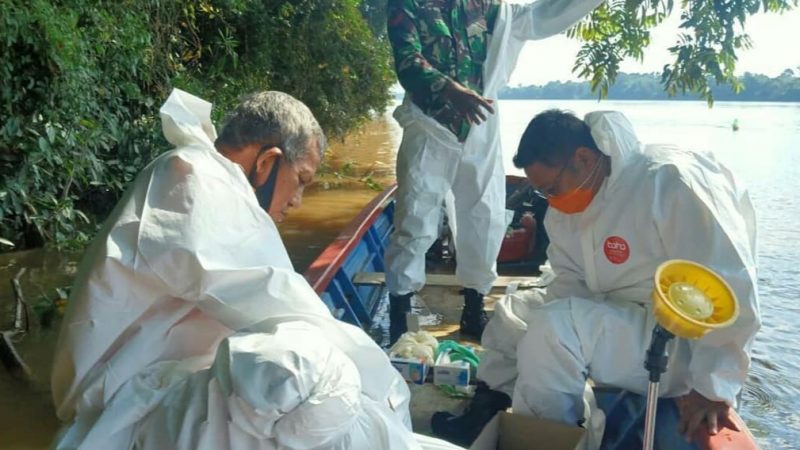 Cegah Penyebaran, Babinsa Kapuas Jemput Pasien ODP Gunakan Speedboat