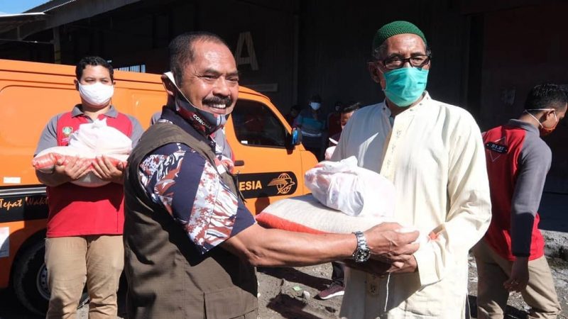 Dandim Solo Dampingi Wali Kota Surakarta Bagikan Sembako dan BST⁣⁣ Warga Terdampak Covid-19