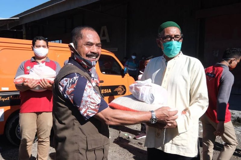 Dandim Solo Dampingi Wali Kota Surakarta Bagikan Sembako dan BST⁣⁣ Warga Terdampak Covid-19