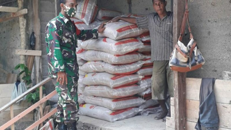 Babinsa Dampingi Kelompok Tani Terima Pupuk Dari Distan Aceh Selatan