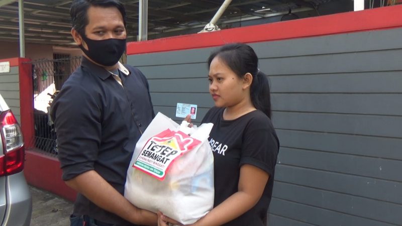 Ganjar Kirim 7000 Paket Sembako Untuk Warga Jabodetabek