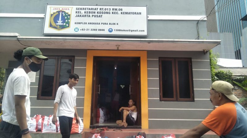 Kelurahan Kebon Kosong RW.06 Kemayoran Salurkan Sembako Bantuan Presiden RI