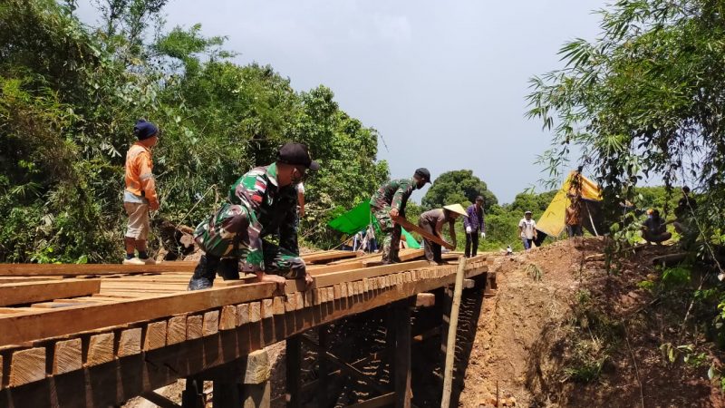 Bakti Satgas Yonif 133/YS Lancarkan Akses Transfortasi Warga di Wiltas RI-Malaysia