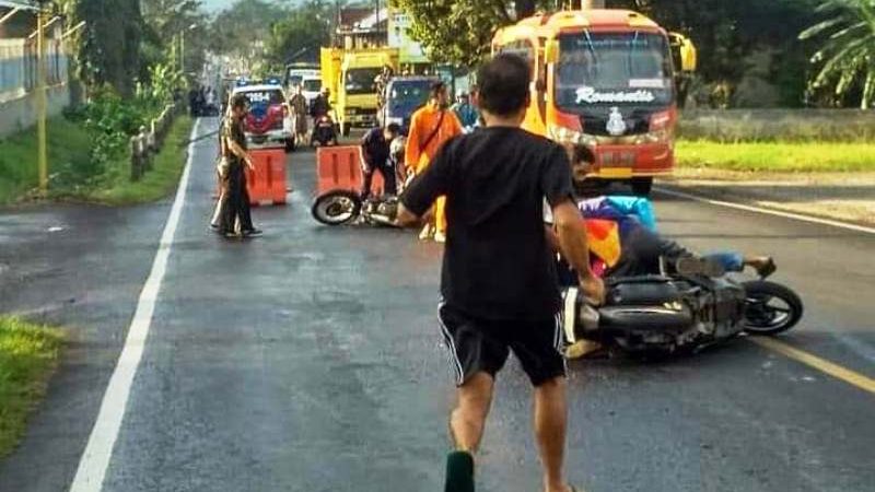 Tumpahan Oli di Jalan Raya Paguyangan Brebes, Sejumlah Mobil dan Motor Tergelincir