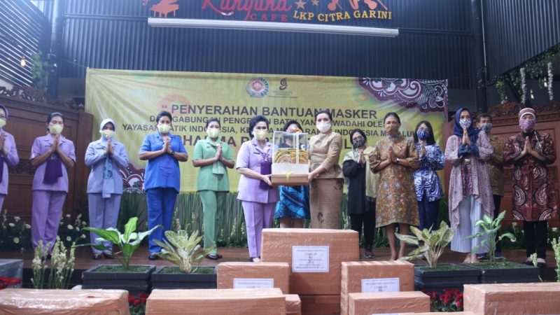 Ibu Hetty Andika Perkasa Menghadiri Penyerahan Bantuan 20 ribu Masker dari YBI ke Dharma Pertiwi