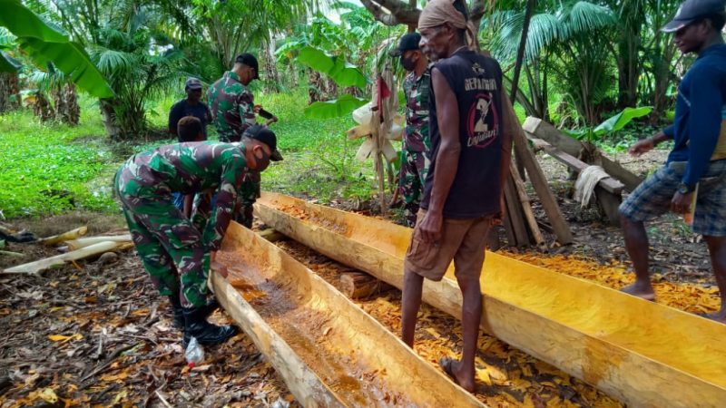 Satgas 411 Kostrad Bantu Warga Membuat Perahu Tradisional, Untuk Melestarikan Nilai Kearifan Lokal