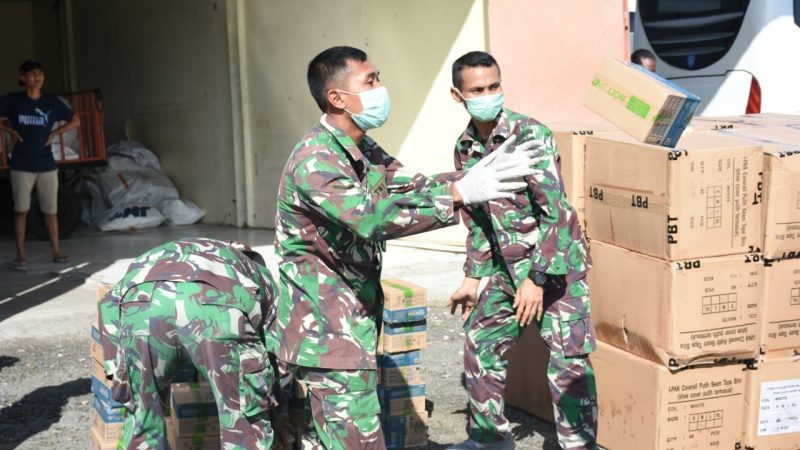 54 Koli Hand Sanitizer untuk Kodam XVIII/Kasuari dan 75 Koli APD untuk Papua Barat Tiba di Manokwari