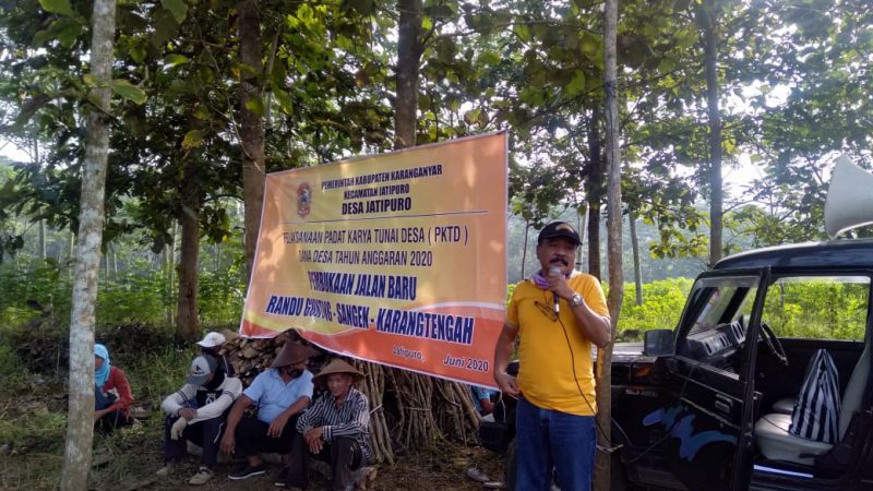 Tingkatkan Perekonomian Warga, Babinsa Karanganyar Buka Akses Jalan Program Padat Karya
