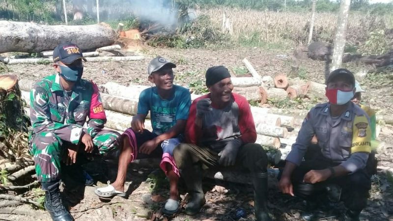 Semangat Babinsa, Bhabinkamtibmas dan Masyarakat Dalam Gotong Royong di Lokasi Ponpes Panton Bili Trumon