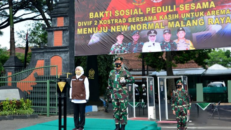 Gubernur Jatim Bersama Pangdivif 2 Kostrad Melepas Pendistribusian 3.250 Paket Sembako Untuk Masyarakat Malang Raya