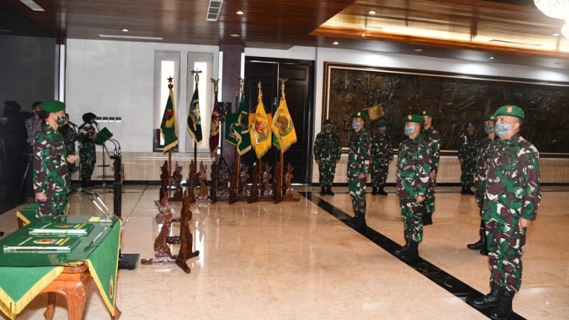 Tongkat Komando Danrem 081/DSJ resmi diserahterimakan dari Kolonel Inf Masduki, S.E., M.Si. kepada Kolonel Inf Waris Ari Nugroho, S.E., M.Si.