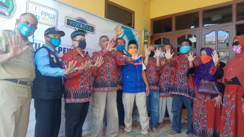 Bakti Sosial; DPC PPWI Magetan Membagikan Paket Sembako kepada Pertuni