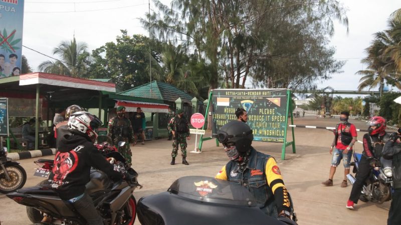 SATGAS PAMTAS RI-PNG YONIF MR 413/BREMORO TEGAS LARANG MASYARAKAT MENUJU POS LINTAS BATAS NEGARA