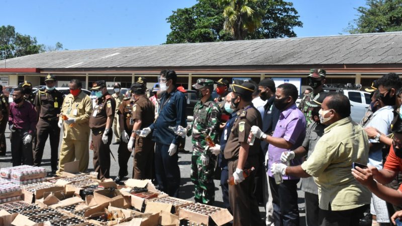 Asintel Kasdam XVIII/Kasuari Ikuti Pemusnahan 4.041 Botol Miras di Kejati Papua Barat