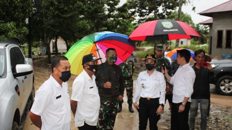 Danrindam XII/Tpr Bersama Walikota Singkawang,  Tinjau Lokasi Banjir di  Bokmakong