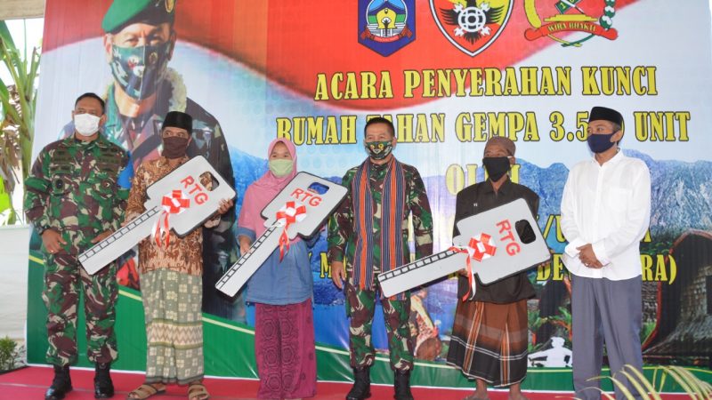 Pangdam IX/Udayana Serahkan Kunci RTG Bagi Warga Korban Gempa NTB