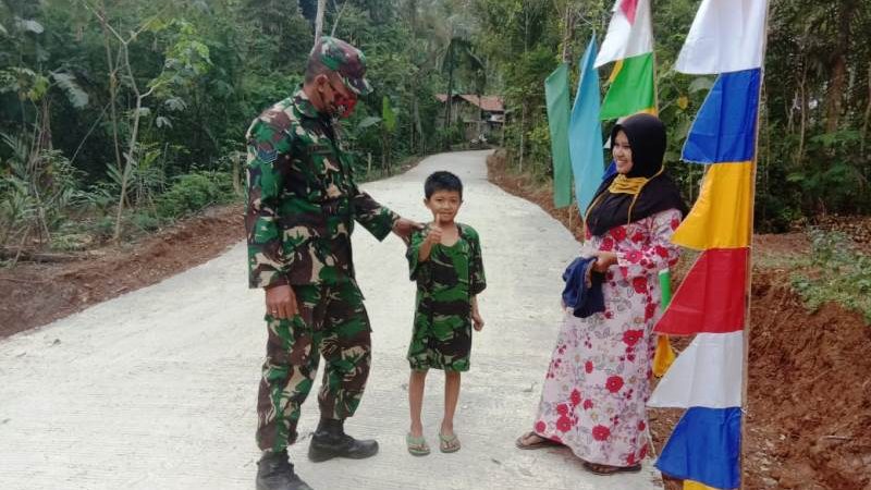 Akhirnya Bocah 9 Tahun Asal Banyumas  dapat Kaos Loreng dari Prajurit Komando
