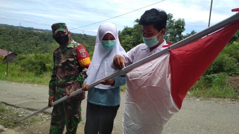 Sambut Kemerdekaan RI Ke-75, Babinsa Sabulu Ajak Generasi Muda Kibarkan Bendera Merah Putih