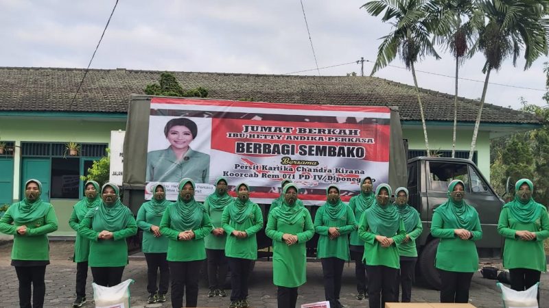 Jumat Berkah  Hetty Andika Perkasa, Persit KCK Koorcab Rem 071 PD IV/Diponegoro Berbagi Kasih Sesama