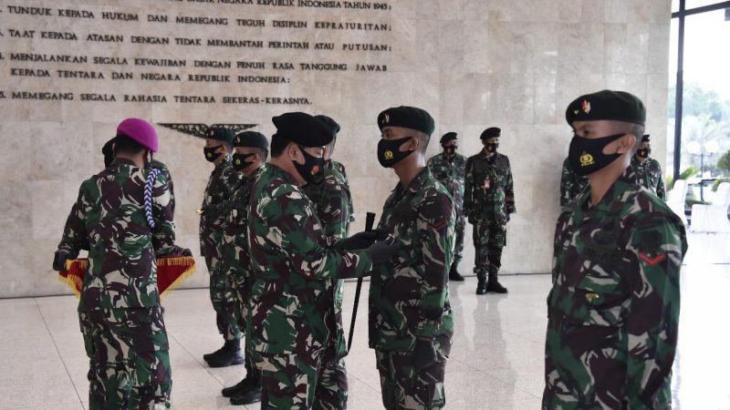 Satgas Yonif Raider 300/Bjw Terima Penghargaan Satya Lencana Wira Darma Dari Panglima TNI